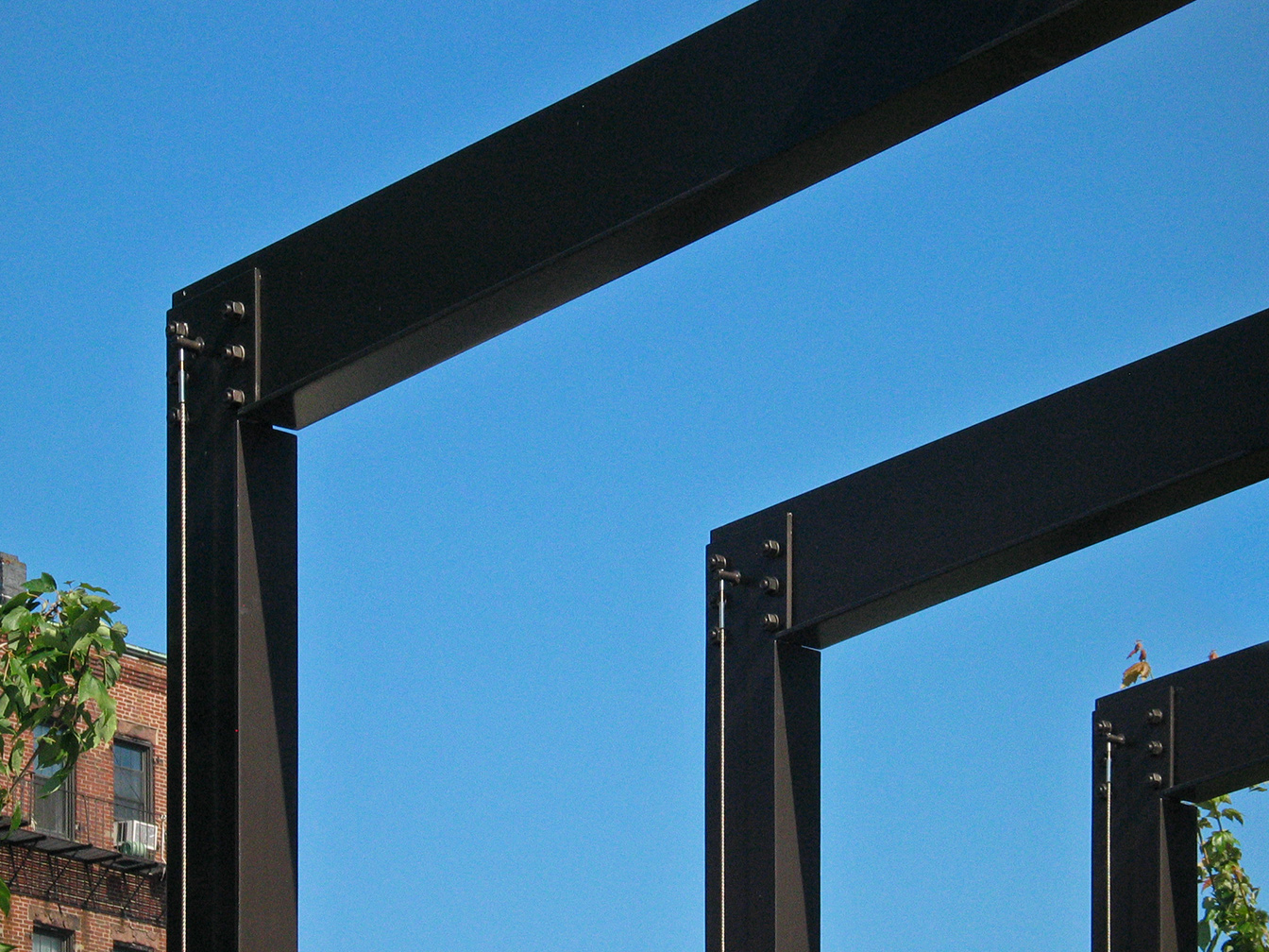 Close-up view of the connection between the downward purlin at the back of the pergola and the horizontal purlin parallel to the ground.
